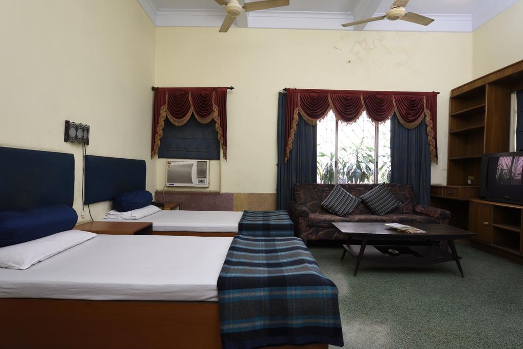 Hotel Esplanade Chambers Колката Номер фото