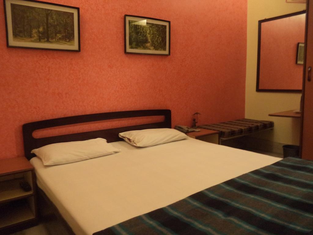 Hotel Esplanade Chambers Колката Номер фото