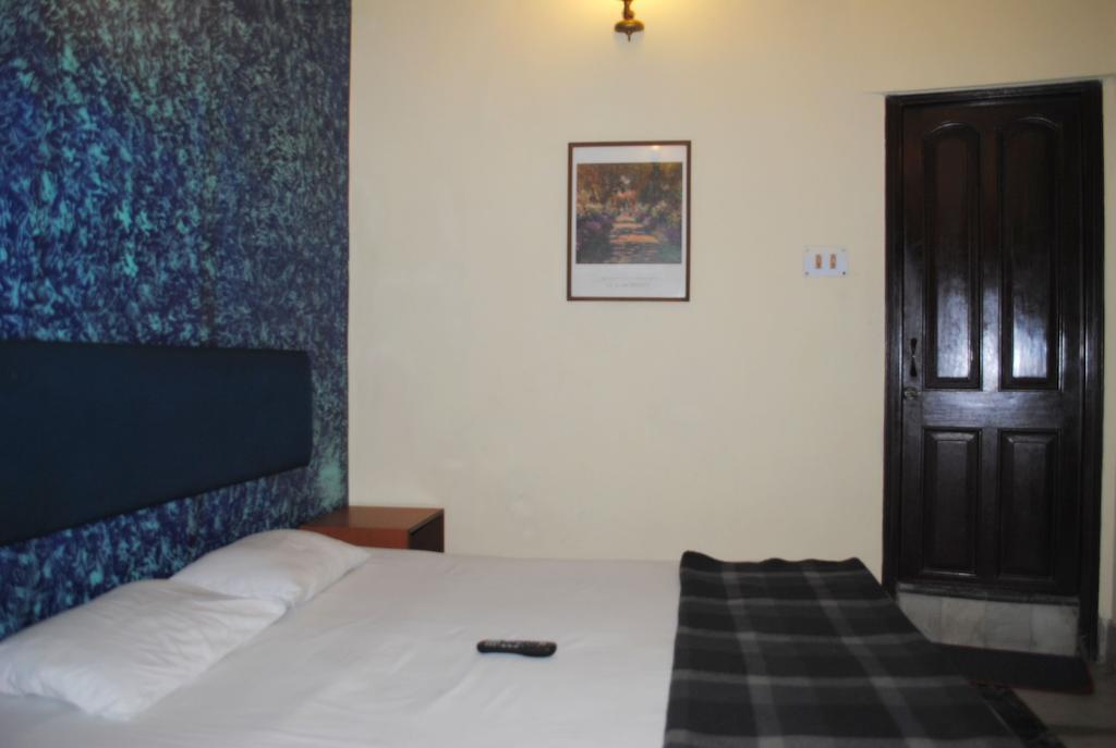 Hotel Esplanade Chambers Колката Номер фото